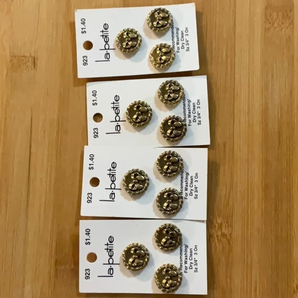 La.petite Buttons 4 Cards 12 Buttons Antique Gold 3/4” Bow in Circle